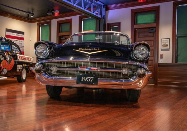 Една от безсмъртните класики на американското автомобилостроене. Тази кола е продукт на икономическото благополучие на 50-те години, Bel Air е едва вторият Chevrolet след 1918, снабден с V8 двигател. 
